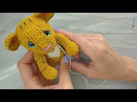 How attach legs or arms to the boby crochet tiger using a thread fastening.