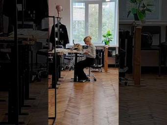 Один ребёнок вышивает. Второй ей мешает. Жизнь продолжается, все у нас всех будет хорошо!
