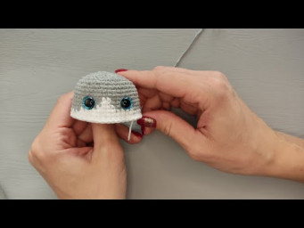 Crochet tutorial: How to change the color of yarn method 2.  Cut yarn after each color change