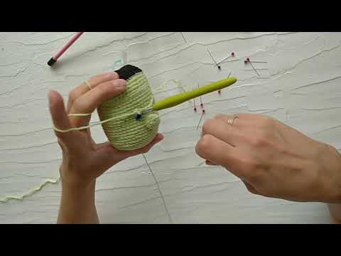 Как связать брови вязаной кукле. How to crochet eyebrows for a crochetted doll.