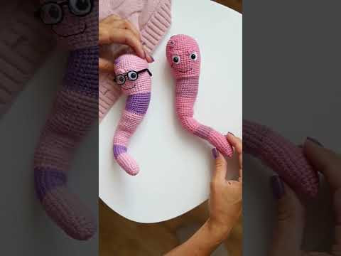 Book Worm. Looks like crochet worms? Easy crochet pattern for beginners.