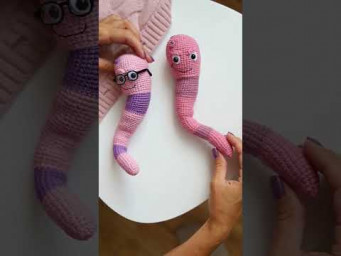 Book Worm. Looks like crochet worms? Easy crochet pattern for beginners.