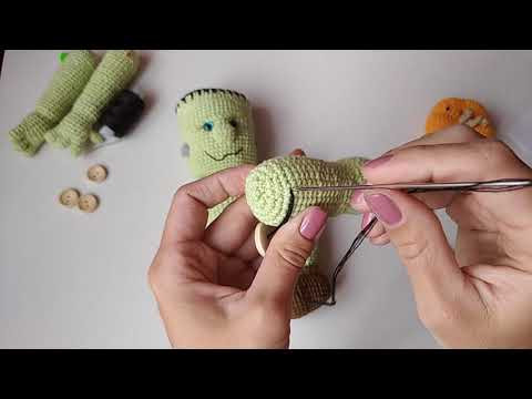 Пуговичное крепление ног вязаной игрушке. How to attach the legs to a crocheted toy. Пуговичное крепление ног вязаной игрушке. How to attach the legs to a crocheted toy.