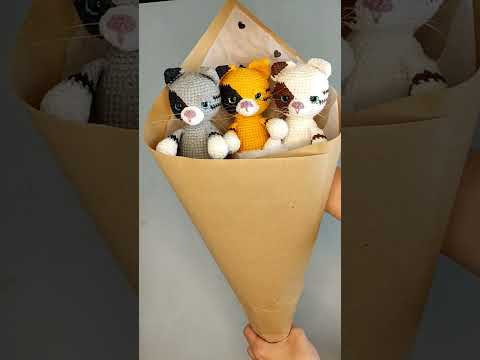 How do you like a bouquet of kittens?  This is a great Mother's Day gift idea! crochet amigurumi