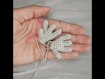 We attach the fourth finger of the hand.